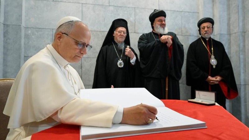 A assinatura do Livro de Honra (@Vatican Media) 